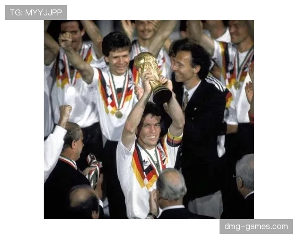 贝肯鲍尔：足球之王的传奇之路，照亮德国足球辉煌历史